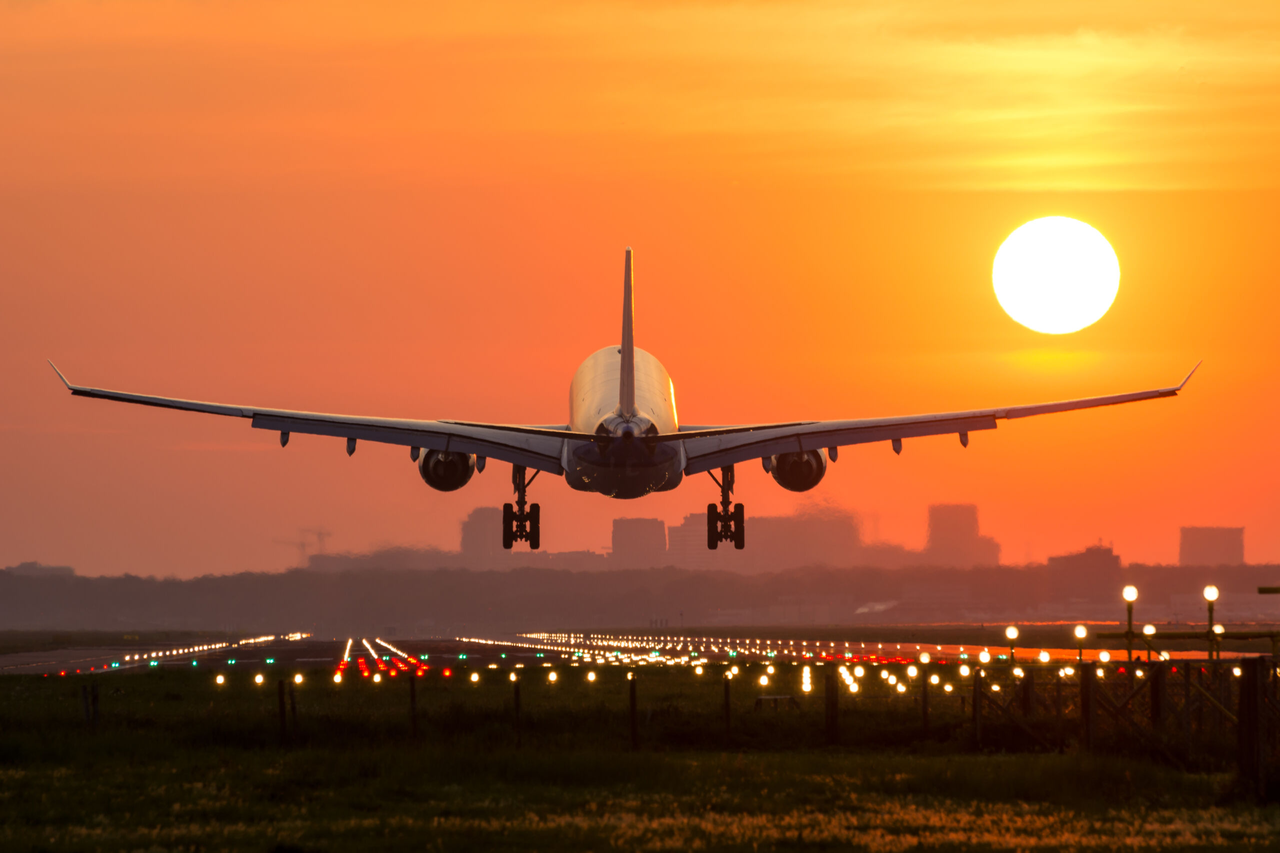 Flight landed. Самолет взлетает на Восход. Взлёт самолёта на Восходе солца. Взлет фото фон. Красивый взлёт самолёта к восходу солнца.